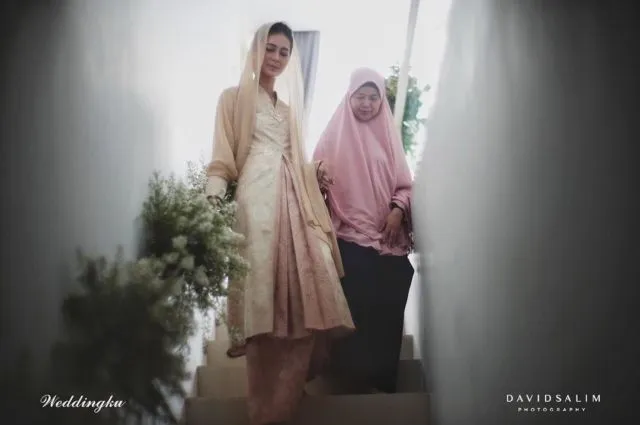 Tampil Cantik Saat Pengajian Sebelum Pernikahan, 7 Busana Seleb Ini Layak Jadi Sontekan 13