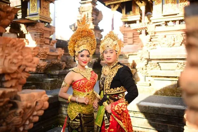 10 Inspirasi Penampilan Mempelai dalam Balutan Busana Pernikahan Khas Bali. Pesonanya Paripurna! 16