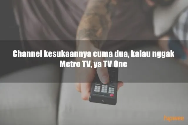 11 Ciri Khas Bapak-Bapak Kalau Lagi Menguasai TV di Rumah. Kelakuannya Bikin Kangen Nggak sih? :D 13