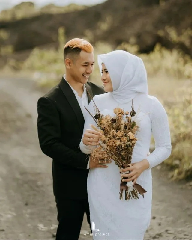 10 Foto Postwedding Pasangan Atlet Hanifan-Pipiet. Unik dalam Balutan Baju Pencak Silat! 14