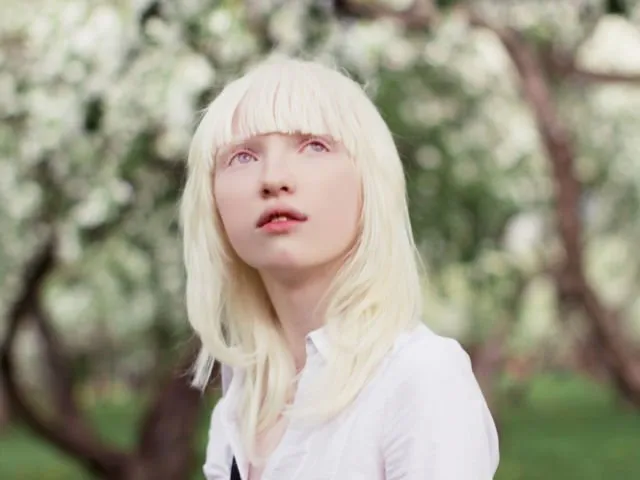 Kenalan Yuk Sama Bera, Cowok Albino yang Bikin Kamu Berdecak Kagum. Selain Doi, 5 Model Ini Tak Kalah Memesona 16