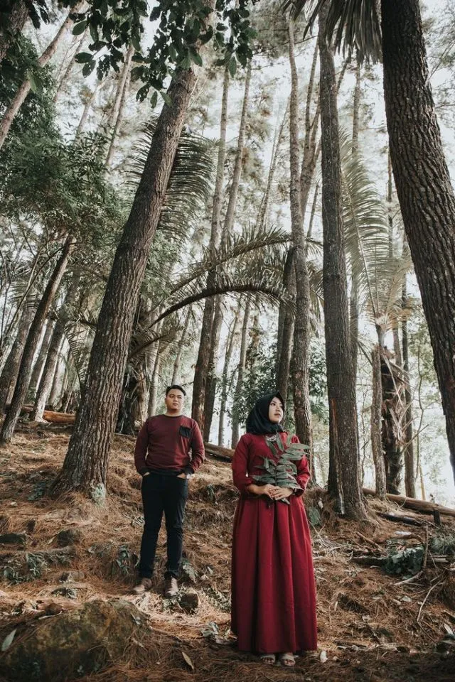 10 Foto Prewedding di Hutan dengan Tema yang Unik. Nggak Kalah Sama Ammar Zoni dan Irish Bella! 17