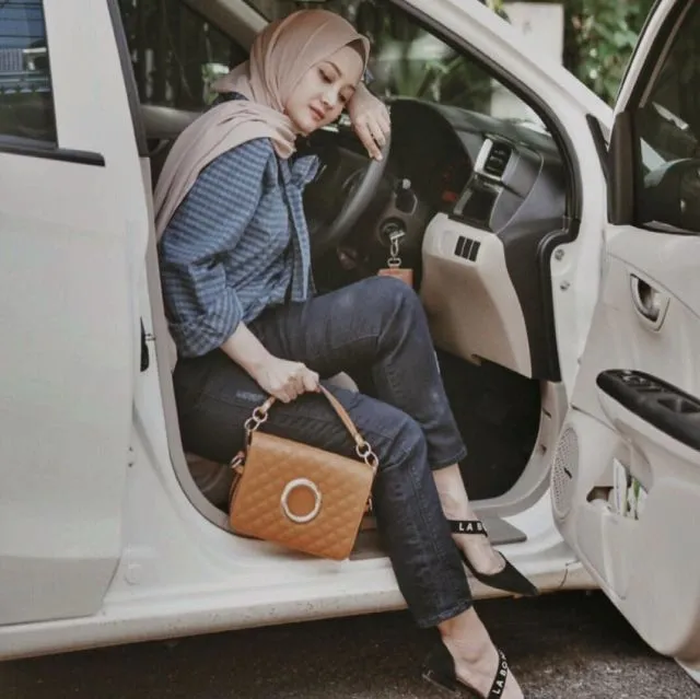 10 Gaya @lindakayhz Bisa Ditiru Buat Hijaber. Sudah 'Emak-Emak' Tapi Cara Berpakaian Tetap Anak Muda 16