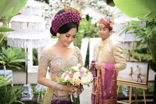 10 Inspirasi Penampilan Mempelai dalam Balutan Busana Pernikahan Khas Bali. Pesonanya Paripurna! 17