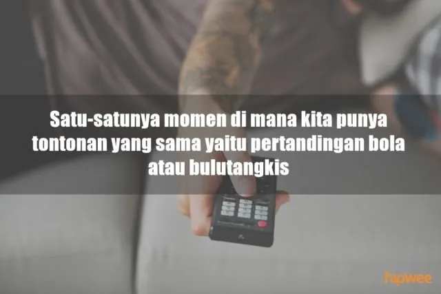11 Ciri Khas Bapak-Bapak Kalau Lagi Menguasai TV di Rumah. Kelakuannya Bikin Kangen Nggak sih? :D 22