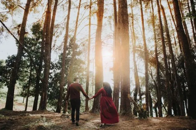 10 Foto Prewedding di Hutan dengan Tema yang Unik. Nggak Kalah Sama Ammar Zoni dan Irish Bella! 16