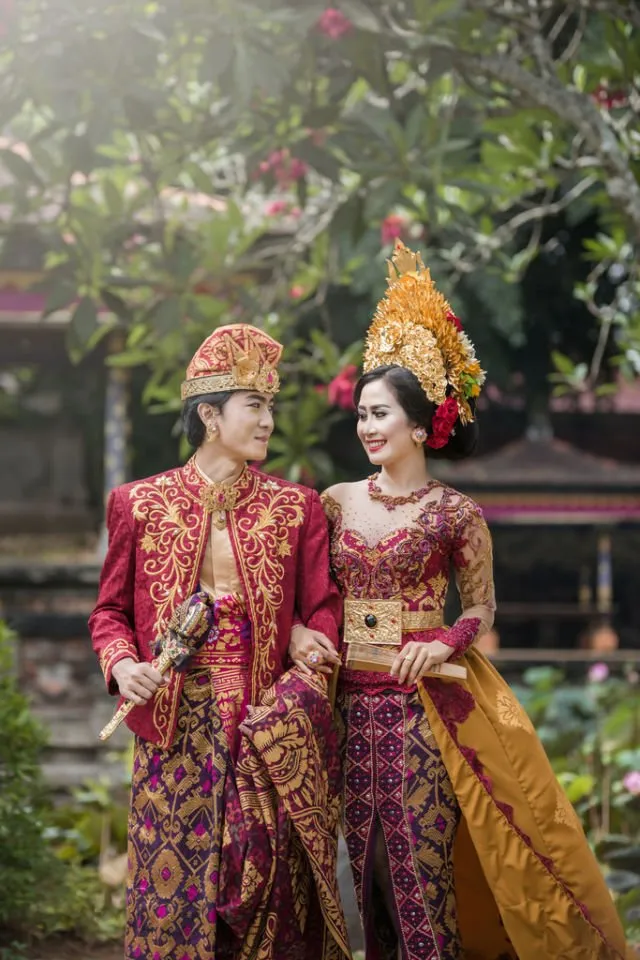 10 Inspirasi Penampilan Mempelai dalam Balutan Busana Pernikahan Khas Bali. Pesonanya Paripurna! 18