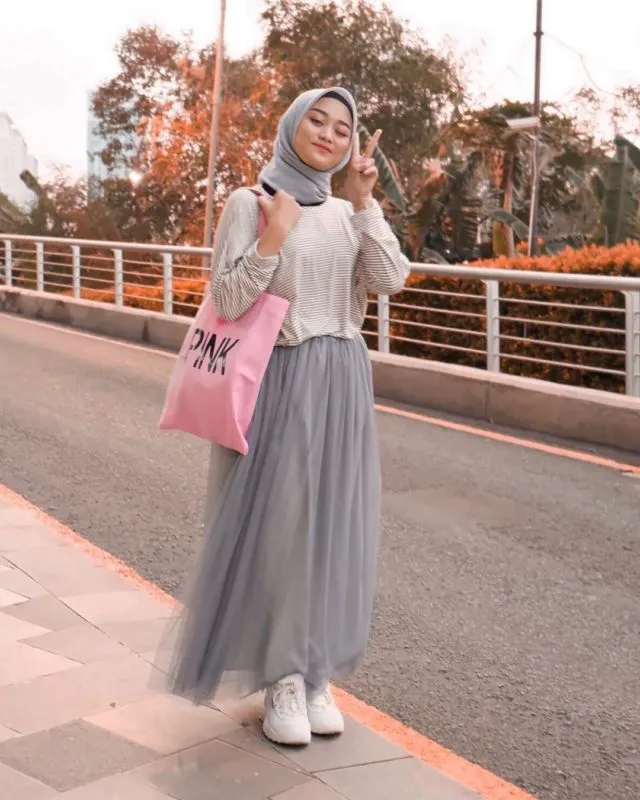 Inilah 10 Tampilan Cantik Hijaber Pakai Rok Tutu Panjang. Bisa Jadi Inspirasi Kalau Mau Jalan-Jalan 18