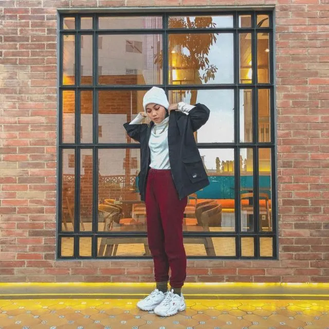 12 Gaya Hijab Pake Topi yang Kreatif dan Keren 14