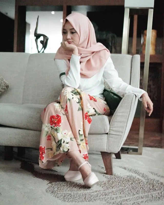 10 Gaya @lindakayhz Bisa Ditiru Buat Hijaber. Sudah 'Emak-Emak' Tapi Cara Berpakaian Tetap Anak Muda 18