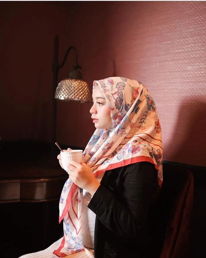 6 Prediksi Tren Motif Hijab Tahun 2019 yang Wajib Kamu Lirik, Mulai dari Warna Zen Sampai Bentuk Galaksi 8