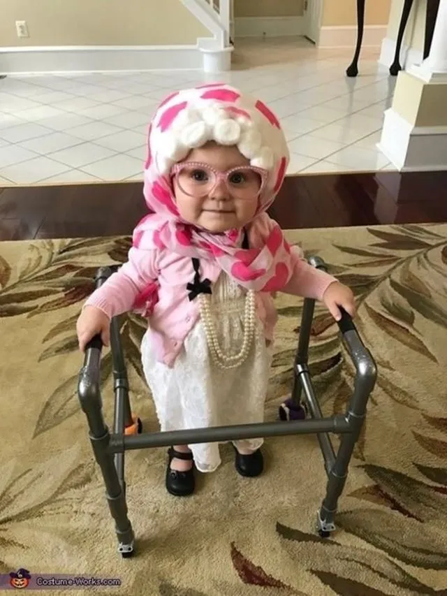 15 Potret Gemes Bayi Dandan Ala Kakek-Nenek. Lucu Banget, Jadi Pengin Punya Satu di Rumah :( 18