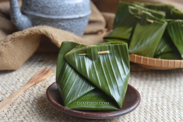 11 Macam Bungkusan Daun Pisang Tradisional Asli Indonesia. Familier? 14 bungkusan daun pisang