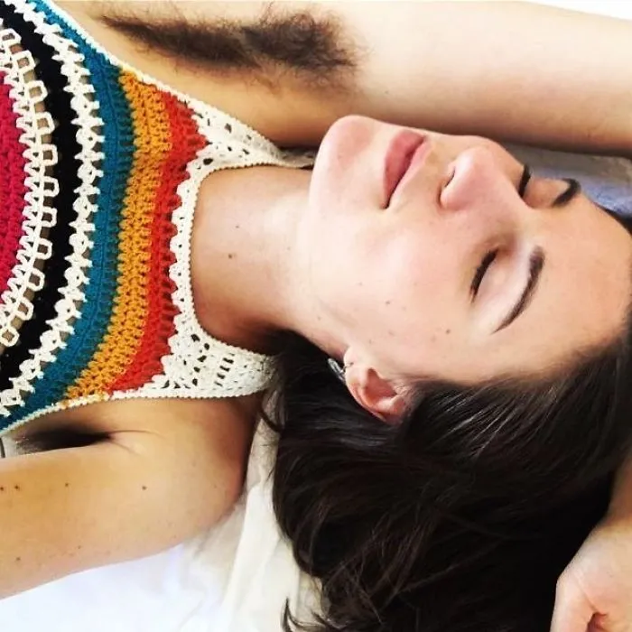 Cewek-cewek Ini Coba Dobrak Standar Cantik Lewat #JanuHAIRY. Memang Kenapa Kalau Punya Bulu? 25