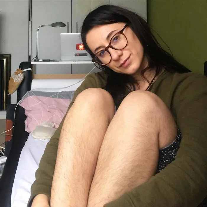 Cewek-cewek Ini Coba Dobrak Standar Cantik Lewat #JanuHAIRY. Memang Kenapa Kalau Punya Bulu? 22