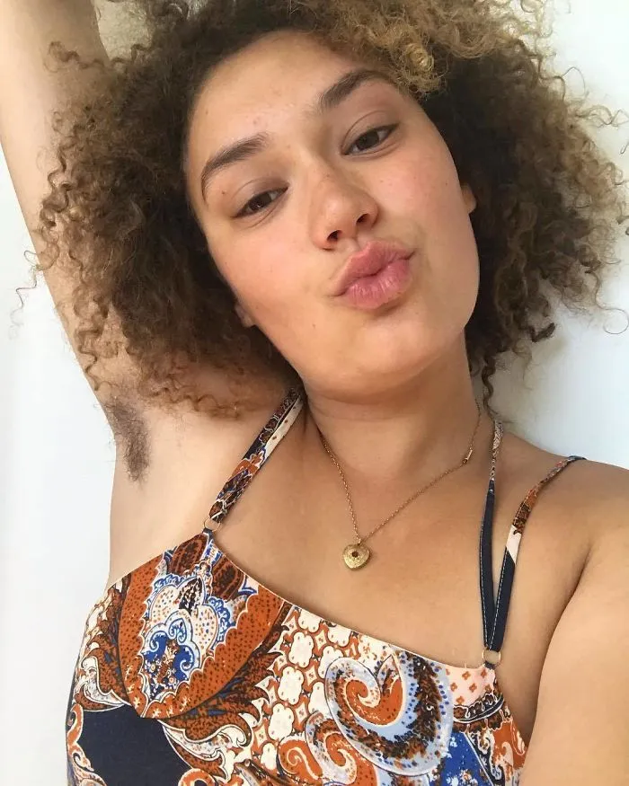 Cewek-cewek Ini Coba Dobrak Standar Cantik Lewat #JanuHAIRY. Memang Kenapa Kalau Punya Bulu? 21