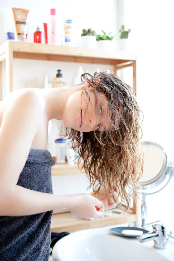 4 Cara untuk Mengurai Rambut Sasakan dengan Benar. Jangan Asal Sisir Aja, Bisa Runyam 7