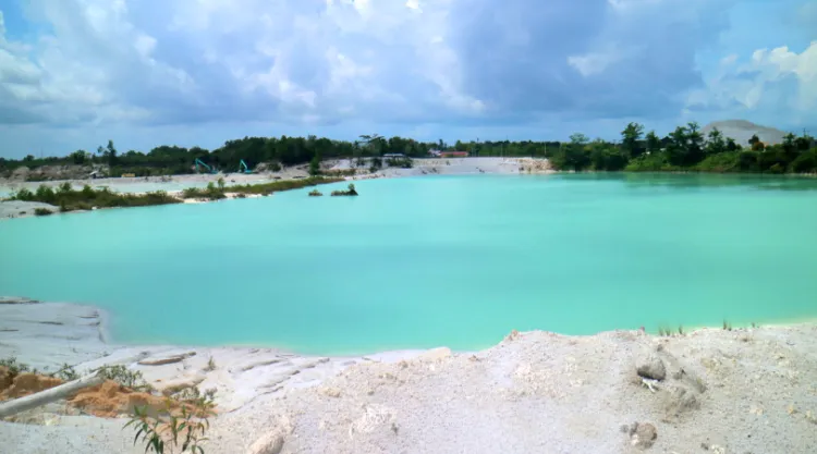 Danau Kaolin Belitung, Danau Berwarna Biru Kekinian yang Hits di Negeri Laskar Pelangi! 3
