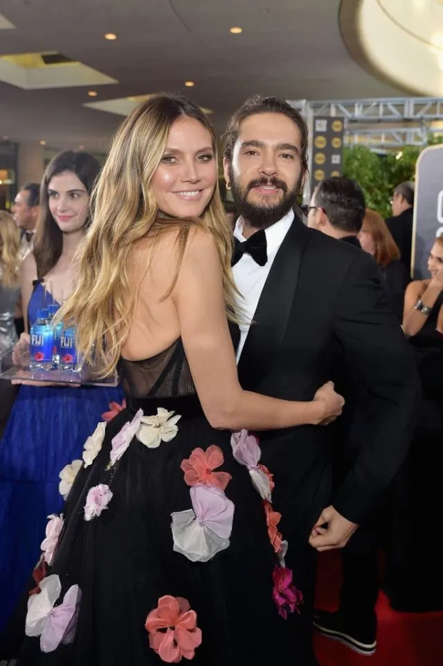 Kumpulan Photobomb dari Fiji Water Girl di Golden Globe Awards 2019. On Point Banget Tiap Posenya! 14