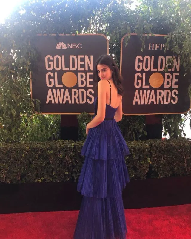 Kumpulan Photobomb dari Fiji Water Girl di Golden Globe Awards 2019. On Point Banget Tiap Posenya! 18