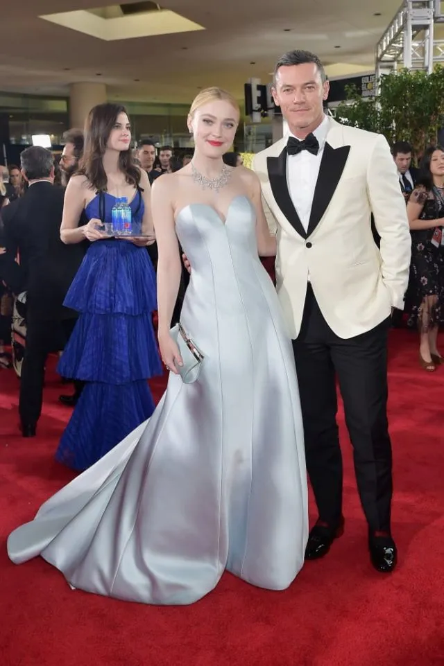 Kumpulan Photobomb dari Fiji Water Girl di Golden Globe Awards 2019. On Point Banget Tiap Posenya! 13