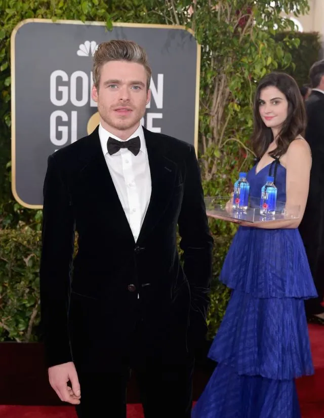 Kumpulan Photobomb dari Fiji Water Girl di Golden Globe Awards 2019. On Point Banget Tiap Posenya! 16