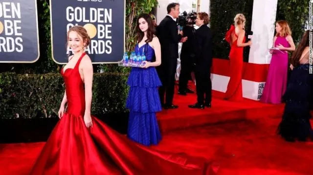 Kumpulan Photobomb dari Fiji Water Girl di Golden Globe Awards 2019. On Point Banget Tiap Posenya! 10