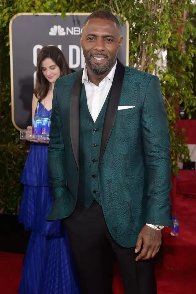 Kumpulan Photobomb dari Fiji Water Girl di Golden Globe Awards 2019. On Point Banget Tiap Posenya! 12