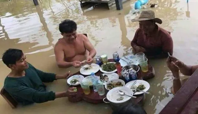 15 Potret Santainya Orang Indonesia Saat Hadapi Banjir. Yang Penting Harus Selalu Bersyukur sih, Yha~ 21