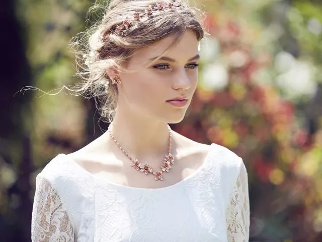7 Panduan Jitu Pilih Padanan Kalung Terbaik untuk Gaun Pengantin. Salah Bentuk Bisa Berakibat Terlalu Lebay! 8