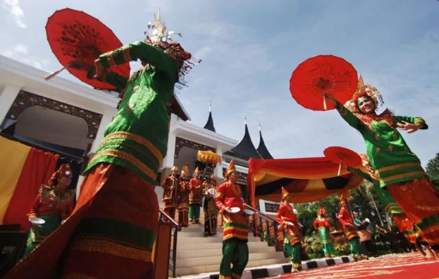 Makna Sakral di Balik Tarian Pengantin dalam 6 Pernikahan Adat Indonesia. Sudah Tahu? 11