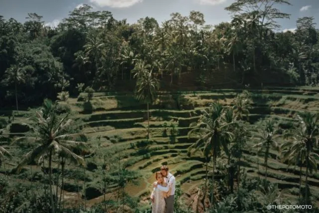 11+ Inspirasi Cantik Post-Wedding yang Lagi Kekinian. Bisa Tampil Mesra tanpa Perlu Sungkan-sungkan, Ya Kan? 24