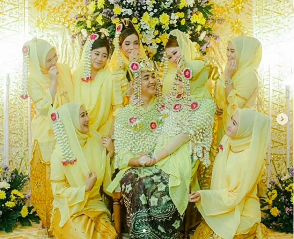Mengulik Prosesi 'Bamandi-mandi' dalam Pernikahan Adat Banjarmasin yang Penuh dengan Warna Warni Kaya Makna 5