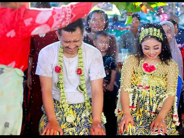 Mengulik Prosesi 'Bamandi-mandi' dalam Pernikahan Adat Banjarmasin yang Penuh dengan Warna Warni Kaya Makna 7