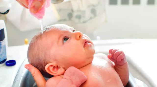 6 Langkah Aman Memandikan Bayi Baru Lahir Buat Mama Newbie. Tanpa Drama, Kamu Pasti Bisa! 8