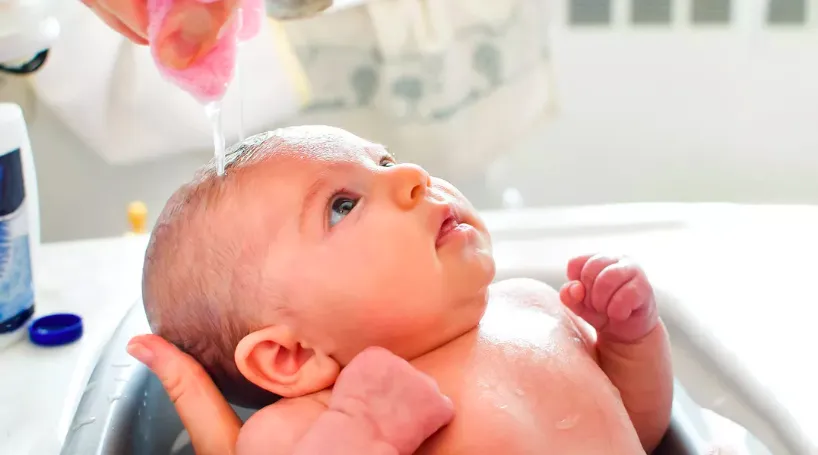 6 Langkah Aman Memandikan Bayi Baru Lahir Buat Mama Newbie. Tanpa Drama, Kamu Pasti Bisa!
