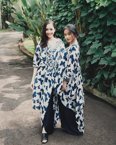 Kompak Cantiknya, 9 Ide Gaya Fesyen Pasangan Anak Selebritas dan Para Ibu Sambungnya Ini Bak Adik Kakak 14