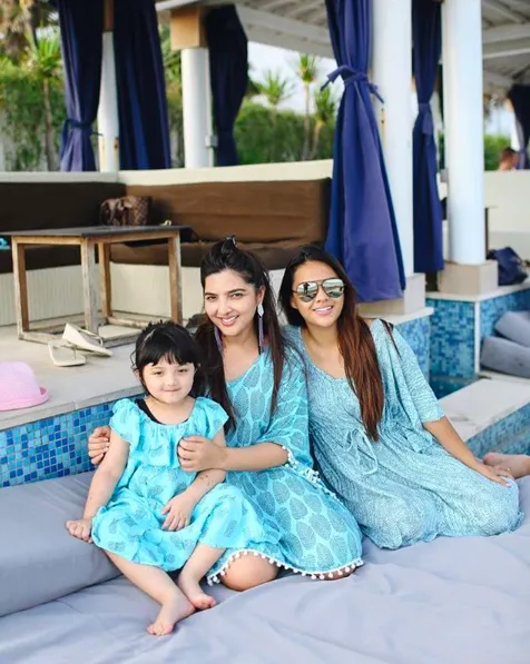 Kompak Cantiknya, 9 Ide Gaya Fesyen Pasangan Anak Selebritas dan Para Ibu Sambungnya Ini Bak Adik Kakak 12