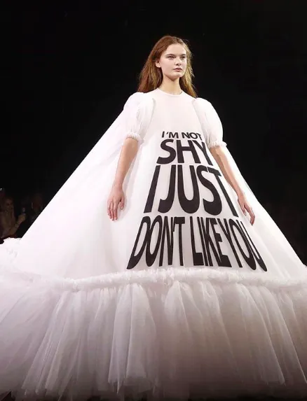 8 Gaya Fesyen Nyeleneh Victor and Rolf dari Paris Couture Week Ini Usung Slogan Unik. Berani Coba? 9