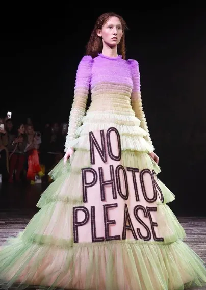 8 Gaya Fesyen Nyeleneh Victor and Rolf dari Paris Couture Week Ini Usung Slogan Unik. Berani Coba? 10