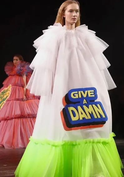 8 Gaya Fesyen Nyeleneh Victor and Rolf dari Paris Couture Week Ini Usung Slogan Unik. Berani Coba? 11