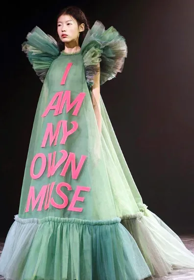 8 Gaya Fesyen Nyeleneh Victor and Rolf dari Paris Couture Week Ini Usung Slogan Unik. Berani Coba? 13
