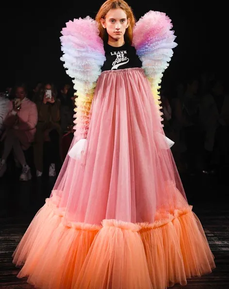 8 Gaya Fesyen Nyeleneh Victor and Rolf dari Paris Couture Week Ini Usung Slogan Unik. Berani Coba? 15