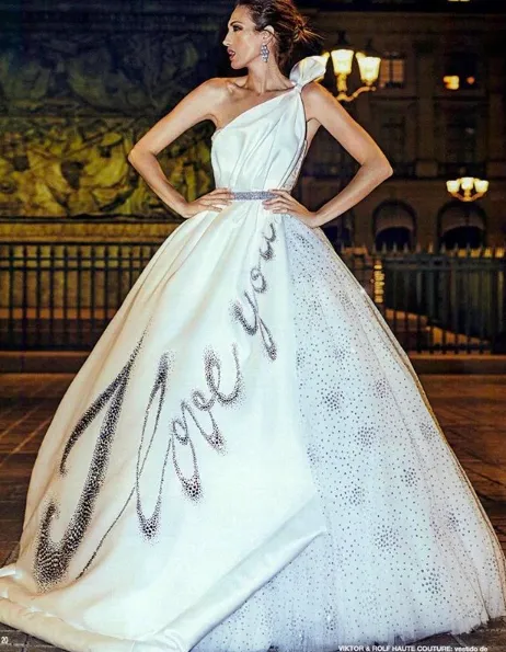 8 Gaya Fesyen Nyeleneh Victor and Rolf dari Paris Couture Week Ini Usung Slogan Unik. Berani Coba? 16