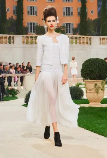 Rilis 'Gaun Bikini' Pengantin di Haute Couture Paris, Rumah Mode Chanel Banyak Mendapat Pujian. Kayak Apa Sih? 14