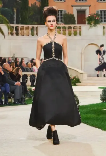 Rilis 'Gaun Bikini' Pengantin di Haute Couture Paris, Rumah Mode Chanel Banyak Mendapat Pujian. Kayak Apa Sih? 15