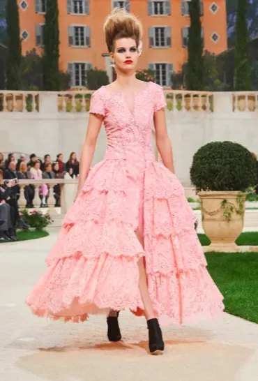 Rilis 'Gaun Bikini' Pengantin di Haute Couture Paris, Rumah Mode Chanel Banyak Mendapat Pujian. Kayak Apa Sih? 16