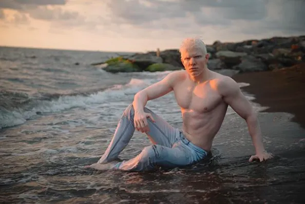 Kenalan Yuk Sama Bera, Cowok Albino yang Bikin Kamu Berdecak Kagum. Selain Doi, 5 Model Ini Tak Kalah Memesona 14