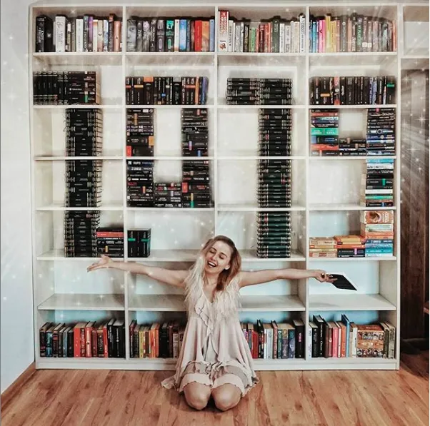 Greget! 10 Potret Kreatif Cewek Pencinta Buku Ini Begitu Gaya dan Nyeni. Bisa Jadi Ide Foto Buat yang Hobi Baca 11