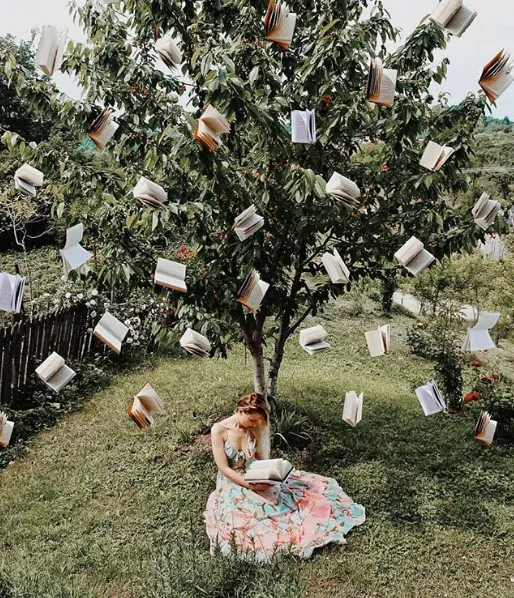 Greget! 10 Potret Kreatif Cewek Pencinta Buku Ini Begitu Gaya dan Nyeni. Bisa Jadi Ide Foto Buat yang Hobi Baca 14